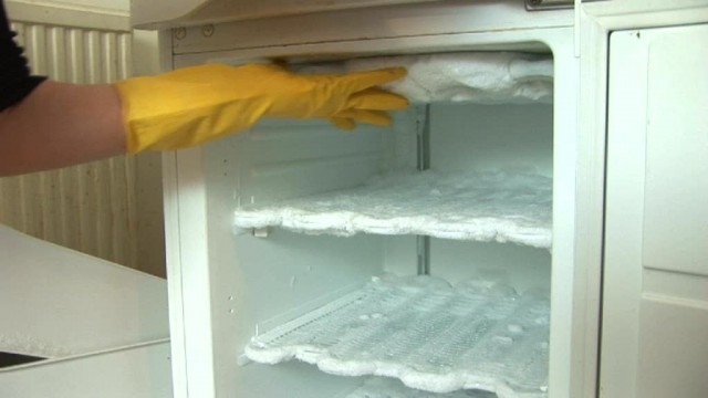 Paano mabilis at wasto defrost isang freezer at kung ano ang gagawin sa pagkain sa panahon ng defrosting