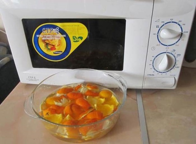 Paano malinis ang isang microwave na may lemon