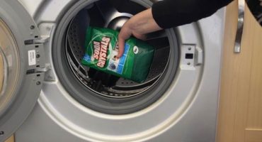 Paano alisin ang malakas na masamang amoy mula sa washing machine?