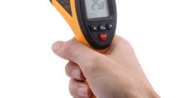 Mga uri at katumpakan ng mga tagapagpahiwatig ng isang infrared thermometer para sa mga bata