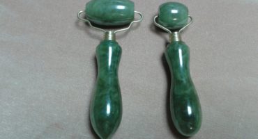 Paano gumamit ng isang jade hand massager para sa mukha